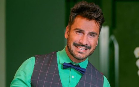 Julio Rocha está sorrindo, em selfie compartilhada nas redes sociais