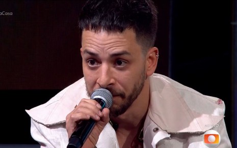 Junior Lima fala no microfone na estreia do Estrelas da Casa
