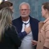 Kadu Moliterno cercado por outros participantes no Power Couple