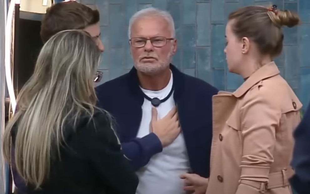 Kadu Moliterno cercado por outros participantes no Power Couple