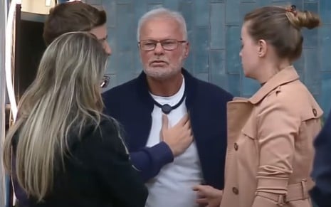 Kadu Moliterno cercado por outros participantes no Power Couple