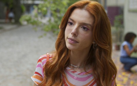 A atriz Giovanna Lancellotti com expressão séria em cena de Dona de Mim