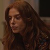 A atriz Giovanna Lancellotti com expressão séria em cena de Dona de Mim