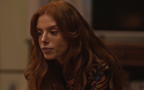 A atriz Giovanna Lancellotti com expressão séria em cena de Dona de Mim