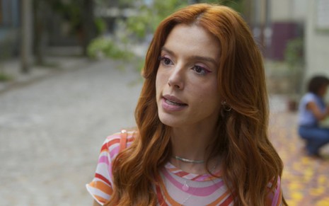 A atriz Giovanna Lancellotti com expressão séria em cena de Dona de Mim