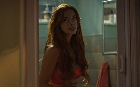A atriz Giovanna Lancellotti com expressão séria em cena de Dona de Mim