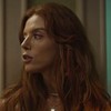 A atriz Giovanna Lancellotti com expressão séria em cena de Dona de Mim