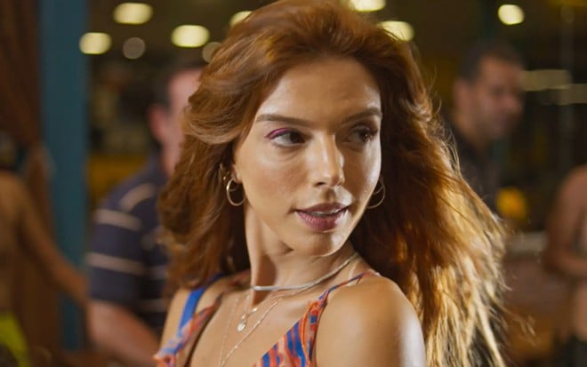 Giovanna Lancellotti tem cabelos esvoaçantes em cena de Dona de Mim