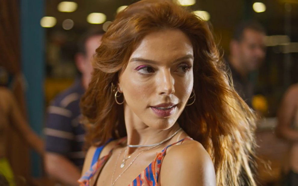 Giovanna Lancellotti tem cabelos esvoaçantes em cena de Dona de Mim