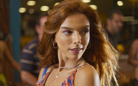 Giovanna Lancellotti tem cabelos esvoaçantes em cena de Dona de Mim