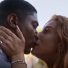 Os atores Humberto Morais e Giovanna Lancellotti se beijando em cena de Dona de Mim