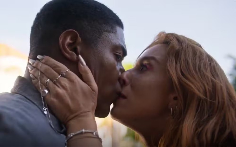 Os atores Humberto Morais e Giovanna Lancellotti se beijando em cena de Dona de Mim
