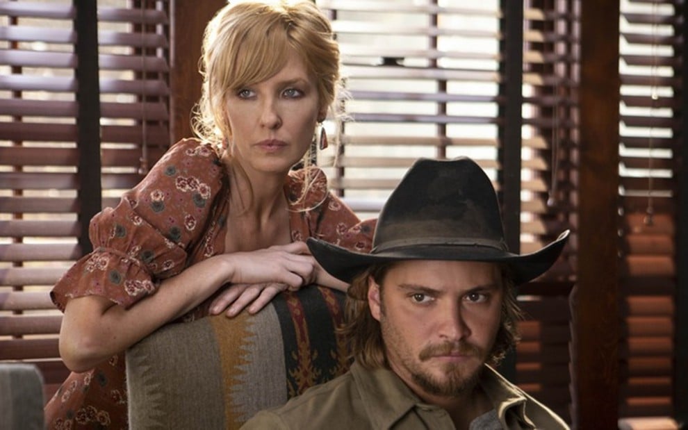 Beth (Kelly Reilly) e Kayce (Luke Grimes) em cena de Yellowstone