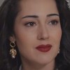 A atriz Tugce Altug com expressão séria em cena de Força de Mulher