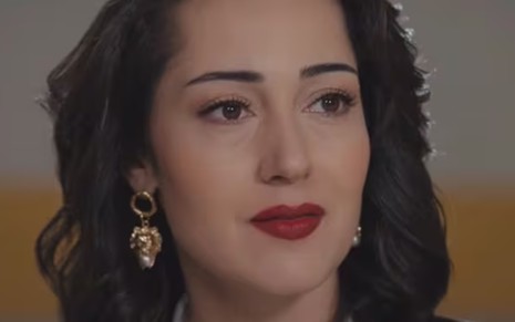 A atriz Tugce Altug com expressão séria em cena de Força de Mulher