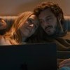 Kristen Bell está com a cabeça no ombro de Adam Brody em cena da série Ninguém Quer