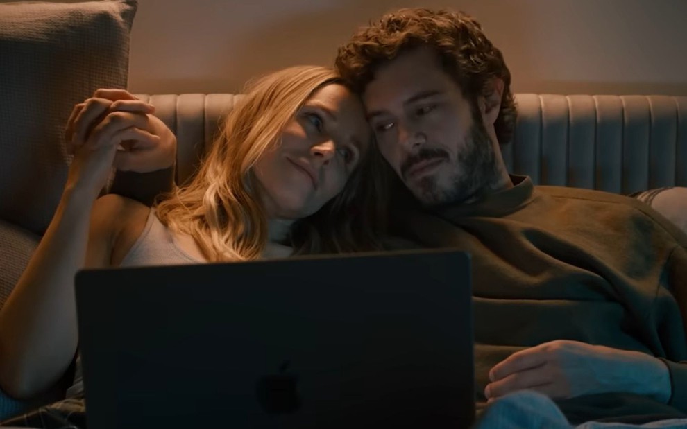 Kristen Bell está com a cabeça no ombro de Adam Brody em cena da série Ninguém Quer