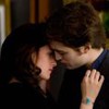 Kristen Stewart e Robert Pattinson estão prestes a se beijar em cena do filme Lua Nova (2009)