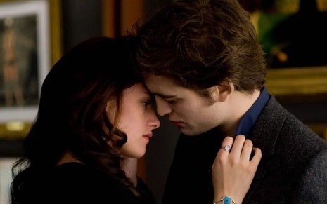 Kristen Stewart e Robert Pattinson estão prestes a se beijar em cena do filme Lua Nova (2009)