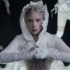 Lady Gaga usa uma roupa toda branca no clipe de Abracadabra