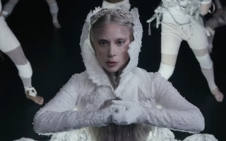 Lady Gaga usa uma roupa toda branca no clipe de Abracadabra