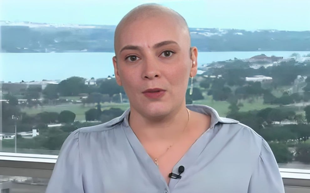 Larissa Rodrigues aparece careca na bancada da CNN Brasil