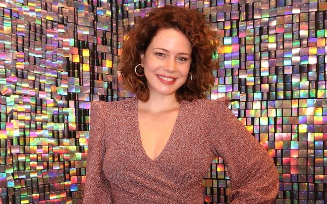 Leandra Leal usa um vestido brilhoso rosa e sorri para a foto