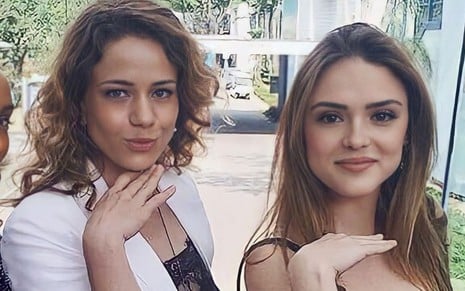 Leandra Leal e Isabelle Drummond posando com a mão no queixo nos bastidores de Cheias de Charme