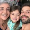 Leda Nagle, a neta Zoe e o filho Duda posando sorridentes, lado a lado