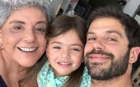 Leda Nagle, a neta Zoe e o filho Duda posando sorridentes, lado a lado