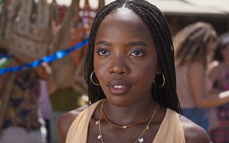 Clara Moneke está caracterizada como Leona, sua personagem em Dona de Mim
