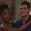 Clara Moneke abraça Rafael Vitti em cena de Dona de Mim