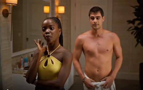 A atriz Clara Moneke de costas para o ator Rafael Vitti, sem camisa, em cena de Dona de Mim
