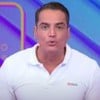 Leo Dias usa uma camisa polo branca e está com expressão séria no Fofocalizando