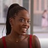 A atriz Clara Moneke sorrindo em frente ao ator Juan Paiva em cena de Dona de Mim