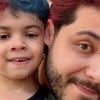 Murilo Huff abraça o filho, Léo, em foto do Instagram; os dois têm cabelos pintados de várias cores