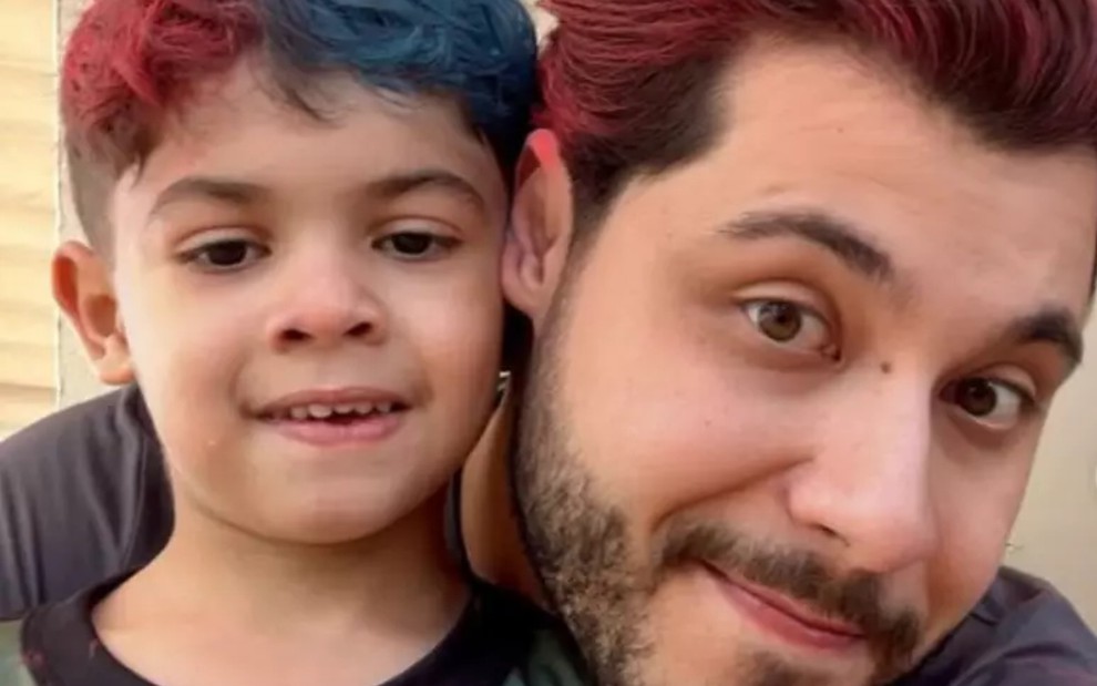 Murilo Huff abraça o filho, Léo, em foto do Instagram; os dois têm cabelos pintados de várias cores