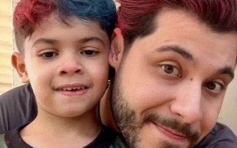 Murilo Huff abraça o filho, Léo, em foto do Instagram; os dois têm cabelos pintados de várias cores