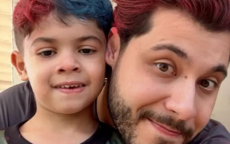 Murilo Huff abraça o filho, Léo, em foto do Instagram; os dois têm cabelos pintados de várias cores