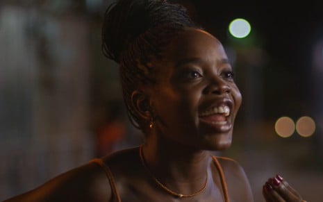 A atriz Clara Moneke falando em cena de Dona de Mim