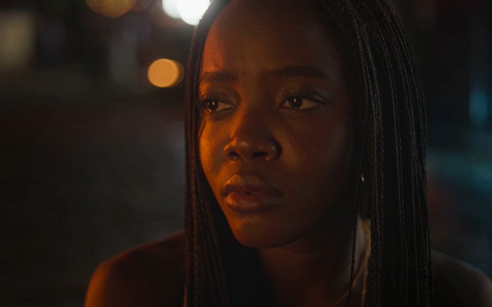 A atriz Clara Moneke com expressão triste em cena de Dona de Mim