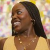 A atriz Clara Moneke sorrindo em cena de Dona de Mim