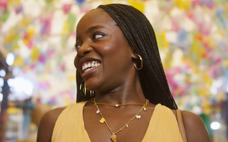 A atriz Clara Moneke sorrindo em cena de Dona de Mim