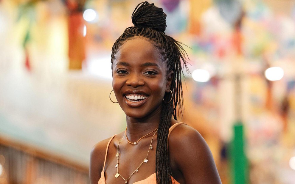 A atrtiz Clara Moneke sorrindo em cena de Dona de Mim