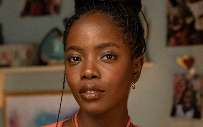 A atriz Clara Moneke com expressão séria em foto de divulgação de Dona de Mim