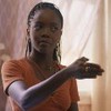 A atriz Clara Moneke estendendo a mão para a atriz Elis Cabral em cena de Dona de Mim