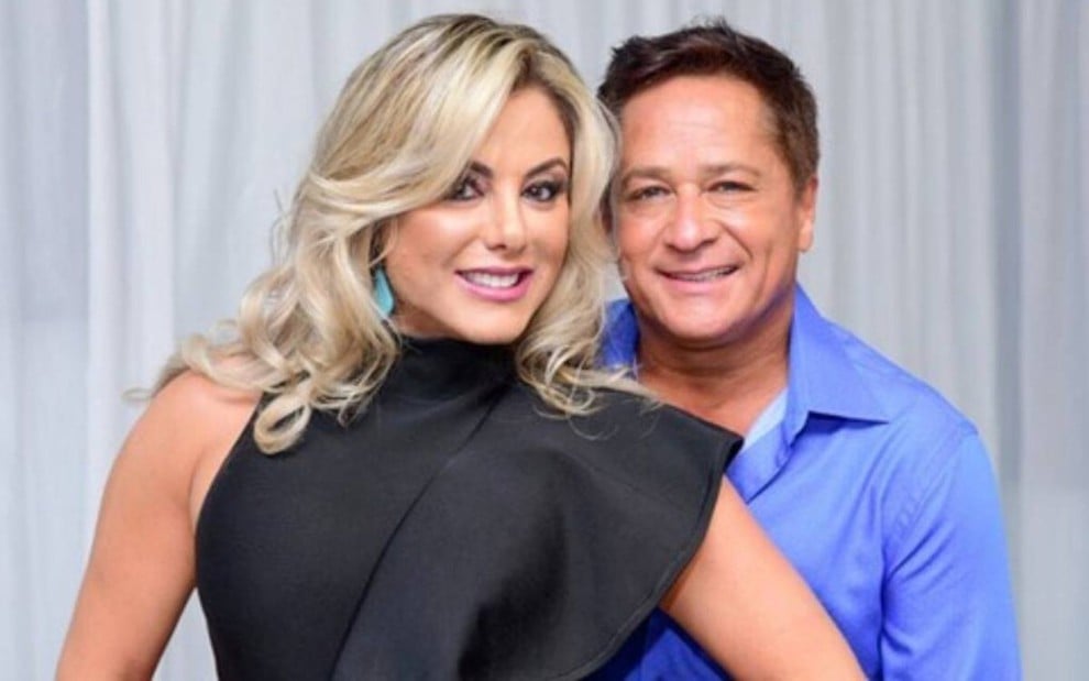 Poliana Rocha e Leonardo lado a lado, abraçados e sorrindo