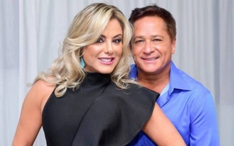 Poliana Rocha e Leonardo lado a lado, abraçados e sorrindo