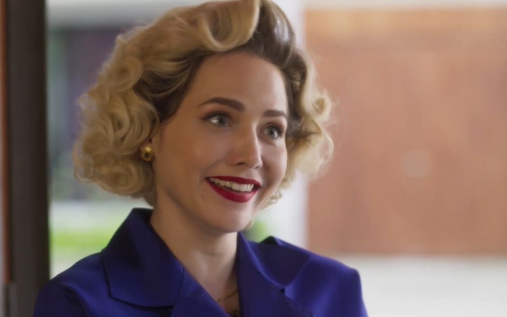 A atriz Letícia Colin como Zélia em cena de Garota do momento