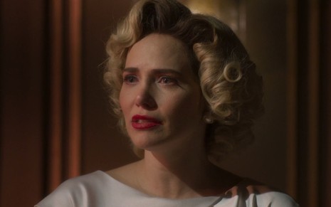 Leticia Colin com expressão séria em cena da novela Garota do Momento